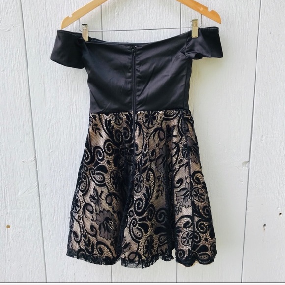 Juniors Velvet Brocade Off Shoulder Formal Dress - Picture 5 of 6